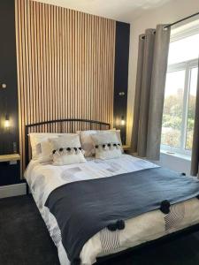 克利索普斯Modern 2 bedroom beach house的卧室内的一张大床,设有窗户