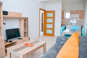 比耶拉Apartmani Mili的客厅配有沙发和桌子