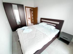 比耶拉Apartmani Mili的卧室配有一张带白色床单和枕头的大床。