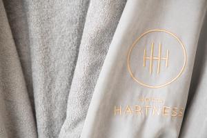 格林维尔Hotel Hartness的挂在窗帘上的胡佛文物标志的密闭