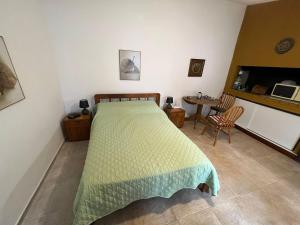 蒙得维的亚Linda casa en Barra de Carrasco的卧室配有一张床和一张桌子及椅子