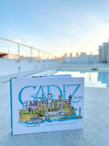 加的斯Goodnight Cádiz Apartments的一本书,上面有城市的照片