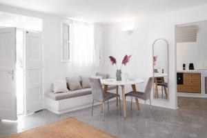普拉迪斯亚罗斯myMykonos Guest House的客厅配有沙发和桌椅