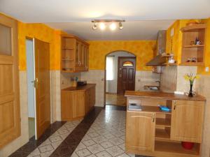 KarsibórAgroturystyka Pod Brzozami的厨房设有黄色的墙壁和木制橱柜。