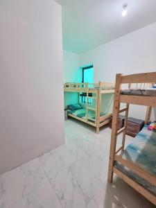 阿布扎比Abu Dhabi Center - Unique Bed Space的客房设有两张双层床和镜子