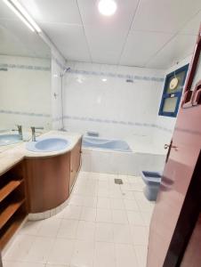 阿布扎比Abu Dhabi Center - Unique Bed Space的一间带两个盥洗盆、浴缸和卫生间的浴室