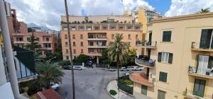 巴勒莫Di Fresco Apartments - Holiday House的享有城市街道上方建筑的景致