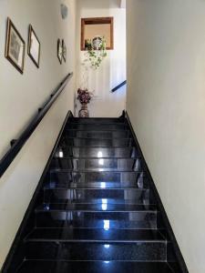 马尔萨斯卡拉Silia's Maisonette的一条有黑石和白色墙壁的楼梯