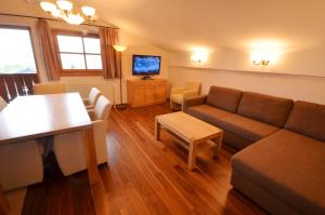 皮森多夫Select Top 10 - by Alpen Apartments的客厅配有沙发和桌子