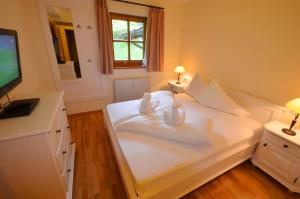 皮森多夫Select Top 10 - by Alpen Apartments的卧室配有一张大白色床和平面电视