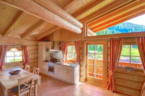 滨湖采尔Chalet Stabler - by Alpen Apartments的木屋内的厨房配有桌子