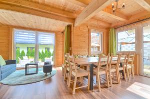 滨湖采尔Chalet Seven - by Alpen Apartments的一间带桌椅的用餐室