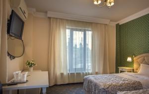 雅西伊顿酒店的酒店客房设有床和窗户。