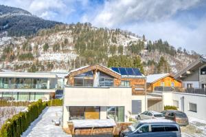 滨湖采尔Gletscherblick 2 - by Alpen Apartments的山底房子