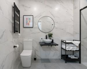 毕尔巴鄂KAIXO BILBAO APARTMENTS的一间带卫生间、水槽和镜子的浴室