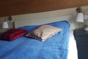 Cosy cabin near Hraunfossar客房内的一张或多张床位