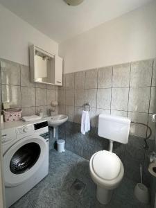 斯顿Apartman Kalinić的一间带洗衣机和卫生间的浴室