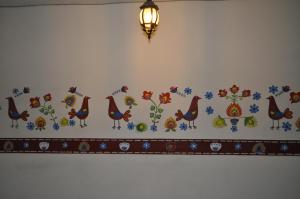 TararameoMia Bonita Hotel Boutique的墙上挂着鲜花和鸟儿