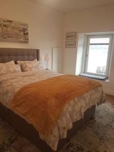 米尔波特Wee Harbour View的一间卧室设有一张大床和一个窗户。