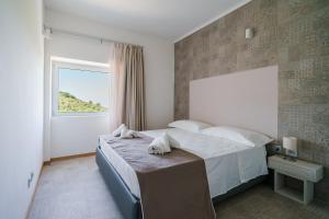 SerramezzanaCilento Victory House的一间卧室设有一张大床和一个窗户。