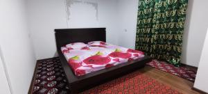 布哈拉Diyor Hostel的一张床上的玫瑰花床