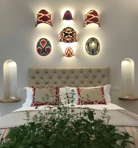 波西塔诺卡萨布奥诺考酒店的卧室配有一张装饰板壁床