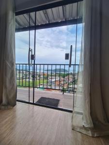 安格拉杜斯雷斯Casa Angra vista pro mar的客房设有大型观景玻璃窗。