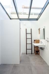 卡布勒通Ted Surf House的一间带水槽和镜子的浴室