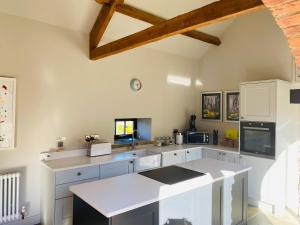 Contemporary Luxury Barn Conversion in County Durham的厨房或小厨房