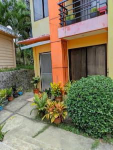 道伊斯2BR 2BT home with pool between Tagbilaran and Panglao的前面有一堆植物的建筑