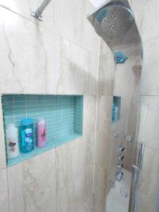 伦敦Kings Cross Apartment的浴室设有蓝色瓷砖和淋浴。