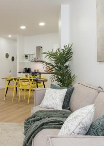 毕尔巴鄂KAIXO BILBAO APARTMENTS的带沙发的客厅和用餐室