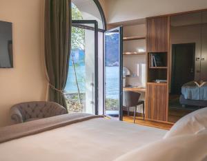 曼德洛德拉廖曼德洛别墅拉里奥度假村 的一间卧室配有一张床,享有海景