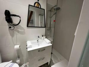阿尔卡扎德三涓1B-Precioso Apartamento en pleno centro. A estreno的白色的浴室设有水槽和镜子
