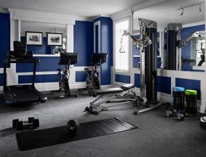 洛杉矶乔治亚酒店的一间拥有蓝色墙壁和健身器材的健身房