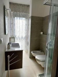 圣萨尔沃Civico 26 T的浴室配有卫生间、盥洗盆和淋浴。