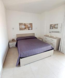 圣萨尔沃Civico 26 T的一间白色卧室,配有床和2个床头柜