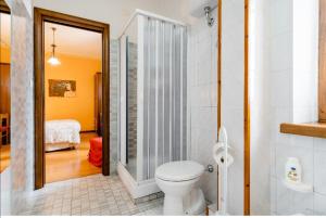 莫尔曼诺B&B Il Ghiro-Country House的一间带卫生间和步入式淋浴间的浴室