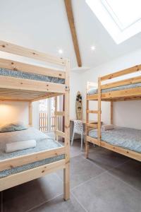 卡布勒通Ted Surf House的一间卧室配有四张双层床。