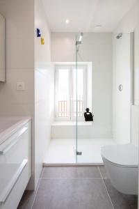 卡布勒通Ted Surf House的带淋浴、卫生间和盥洗盆的浴室