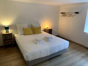 Ban-sur-Meurthe-ClefcyLe Perchoir- Grand Valtin 6 pers的卧室配有白色床和毛巾