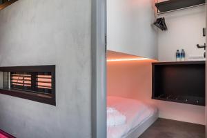 阿姆斯特丹THIS HO(S)TEL的一间带床和电视的小卧室