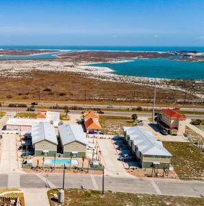 帕德雷岛Island Villa- Your Padre Island Escape的享有海滩的空中景色,设有建筑和海洋