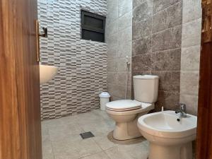 马达巴4 Bedroom Flat in Madaba with AC的一间带卫生间和水槽的浴室