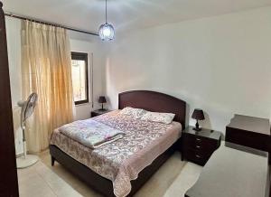 马达巴4 Bedroom Flat in Madaba with AC的一间卧室配有床、灯和窗户