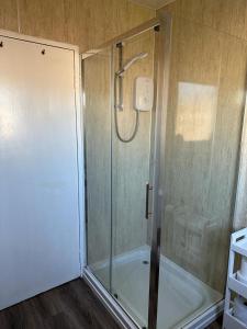 Sanquhar尼斯河谷旅馆的浴室里设有玻璃门淋浴