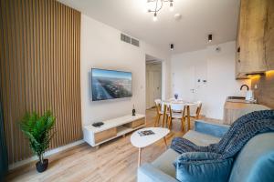 洛格沃Apartamenty Shellter Rogowo - ALL DAY HOLIDAY的客厅配有沙发和桌子