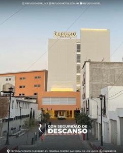 圣胡安－德洛斯拉戈斯Hotel Refugio的街道边有标志的建筑物