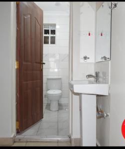 RuiruB’s homely的一间带卫生间、水槽和门的浴室