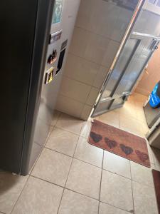 RuiruB’s homely的一间空厨房,配有冰箱,铺有瓷砖地板